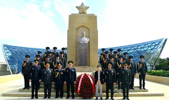 Bir qrup hərbçi Həzi Aslanovun məzarını ziyarət edib