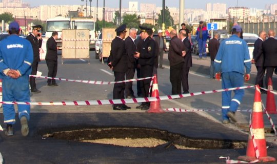 8 Noyabr prospektində yol yenə çökdü - FOTO/YENİLƏNİB