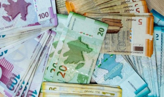 Azərbaycanda orta maaş 900 manatı keçdi