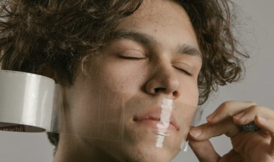 Gecələr ağızı skoçla yapışdırmaq– Yeni trend