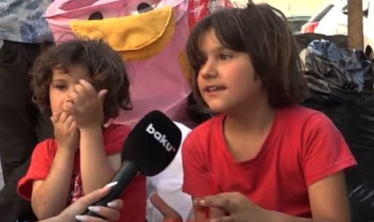 Atası ilə birlikdə zibil yığan qızcığaz: “100 manatımız olsaydı, işə getməzdik” - VİDEO