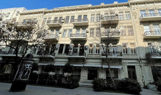 Məşhur kafenin terrası tarixi binaya zərər yetirib? - FOTO