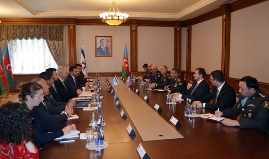 Azərbaycanın müdafiə naziri israilli həmkarı ilə görüşüb