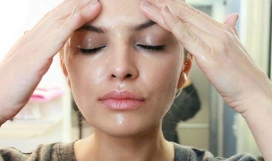 Üzün yağlı parıltılı dərisi nədən xəbər verir?