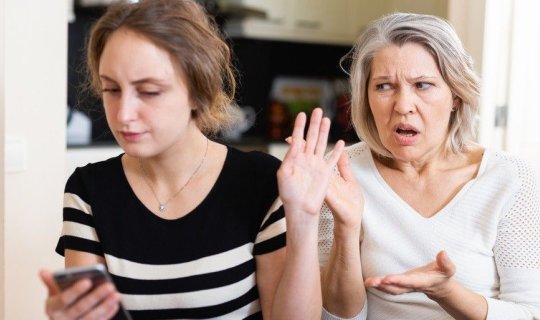 Yaşlı valideyinlər övladlarını niyə özündən çıxarır?
