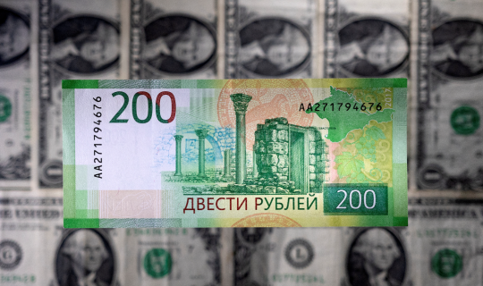 Rusiyada dollar 101 rublu ötdü - 17 ayda ilk