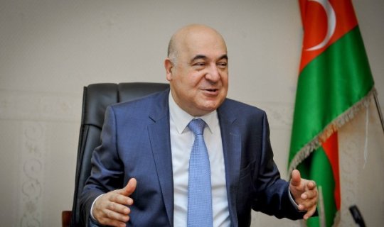 Xalq yazıçısı yenə Azərbaycan dilində danışa bilmədi - FOTO