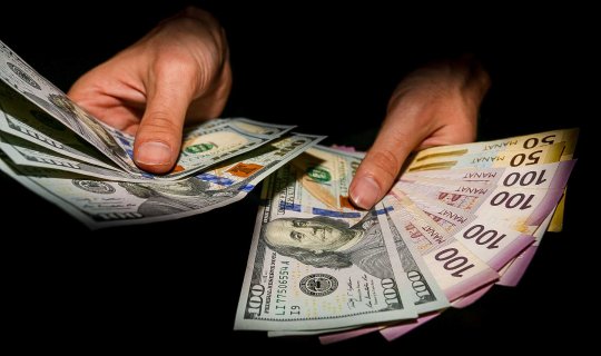 Dollar satışında rekord: Manatın kursu necə dəyişəcək?