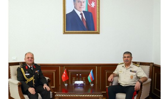 Müdafiə naziri Türkiyənin yeni hərbi attaşesini qəbul edib - FOTO