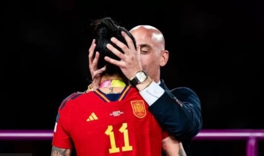 Futbolçunu öpən UEFA-nın vitse-prezidenti istefa verəcək - VİDEO