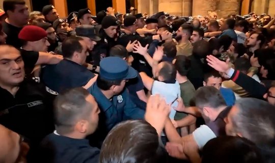 İrəvanda polis etirazçılara qarşı səs qumbaralarından istifadə edir