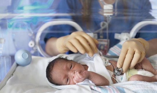 Vaxtından əvvəl və ya az çəki ilə doğulan körpələr peyvənd oluna bilərmi?