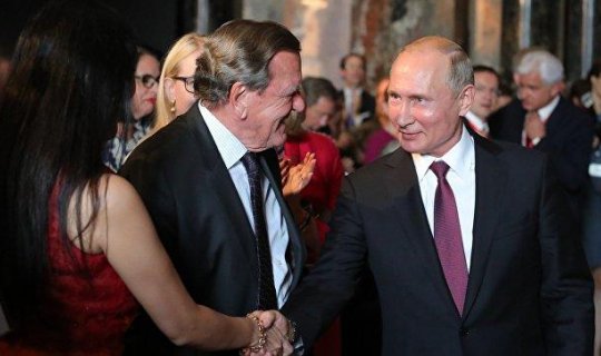 Putin dostuna görə almanca müraciət etdi - VİDEO