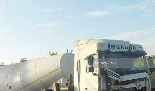 Bakı-Qazax magistralında betonqarışdıran avtomobil yük maşını ilə toqquşub - FOTO