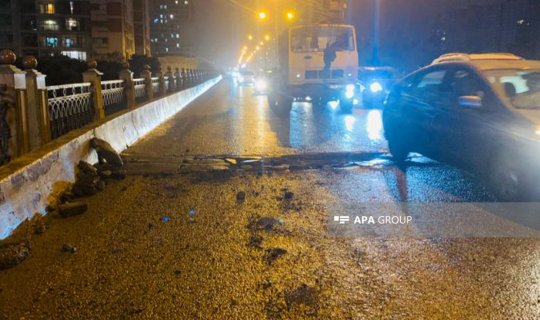 Bakının əsas prospektində çuxur yarandı, maşınlar ziyan gördü - FOTO 