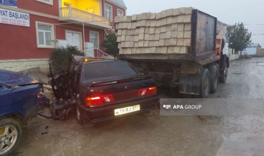 Hacıqabulda avtomobil uşaq bağçasının hasarına çırpılıb, ölən var - FOTO