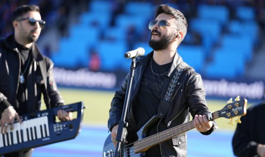 Xankəndi stadionunda çıxış edən müğənni Mərdan kimdir? - VİDEO