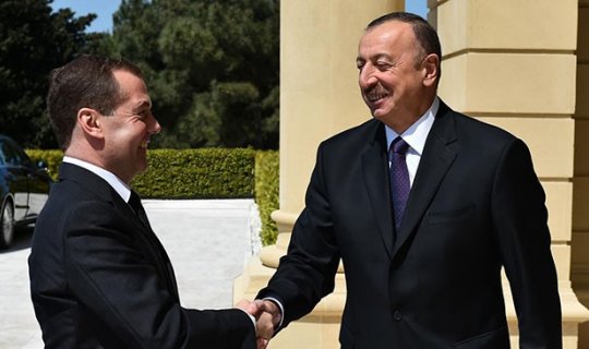 Medvedev İlham Əliyevi təbrik etdi