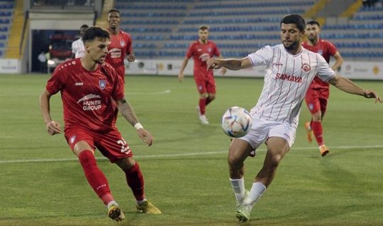 Azərbaycanda stadionda işıq dirəyi aşdı, oyun dayandı