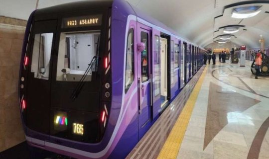 Bakı metrosunda 65 yaşlı kişiyə görə hərəkət dayandı