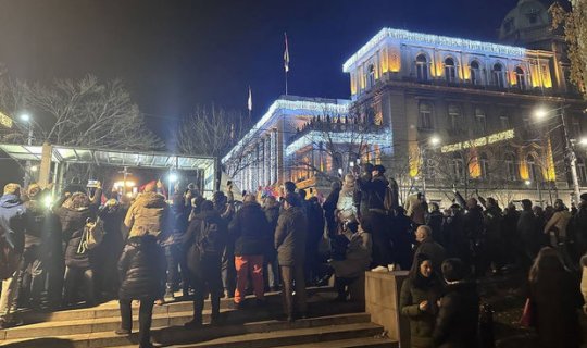 Belqradda administrasiya binasına basqın: Prezident xalqa müraciət etdi