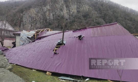 Qaxda külək məktəbin dam örtüyünü uçurub - FOTO