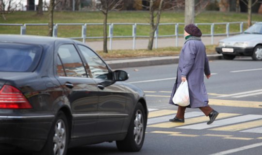 Keçid olmayan yerdən yolu keçmək istədi, həyatından oldu