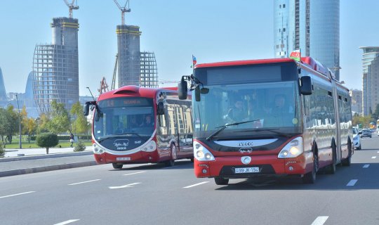 Bakıda marşrut avtobusu yandı - VİDEO