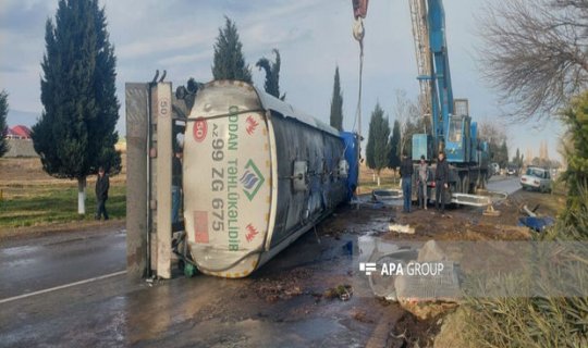 Samuxda yanacaqdaşıyan maşın aşıb, 40 ton benzin yola dağılıb - FOTO