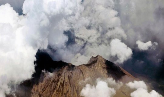 Yaponiyada Otake vulkanı püskürür