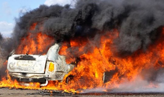 Bakıda “Mercedes” işıq dirəyinə çırpılıb yandı