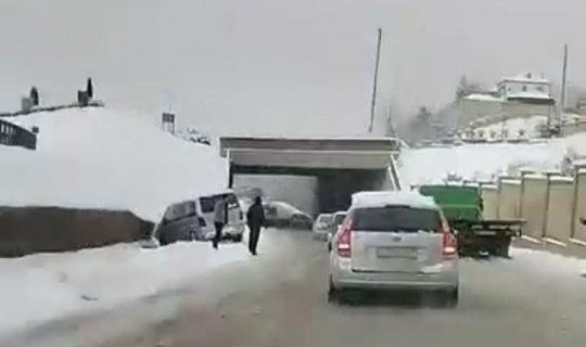 Bakıda sürüşüb qəzaya düşən maşınlar - VİDEO