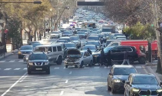 Bakının mərkəzində qəza: Sıxlıq yaranıb