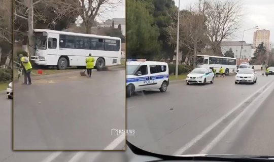 Bakıda sərnişin avtobusu ağaca çırpıldı - VİDEO