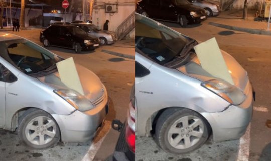 Bakıda binanın fasad örtüyünün bir hissəsi “Prius”un üzərinə düşdü - VİDEO