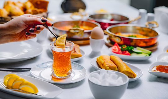 “Bəzi restoranlar setlərlə müştəriləri aldadırlar” - Ekspert