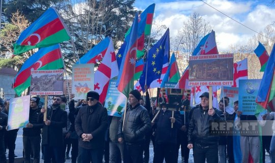 Azərbaycanlılar Aİ-nin Tbilisidəki ofisi qarşısında etiraz aksiyası keçiriblər