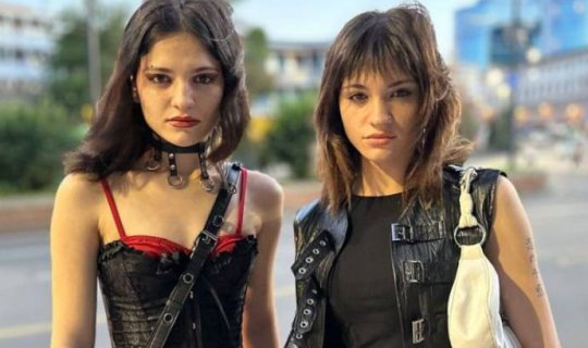 Doğuşdan sonra başqa ailələrə satılan əkizlər bir-birini TikTok-da tapdı