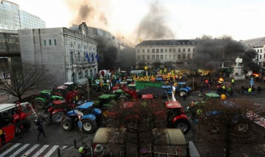 Belçikada fermerlər Avropa Parlamentini mühasirəyə aldılar - VİDEO