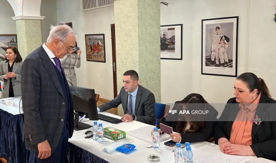Polad Bülbüloğlu prezident seçkisində səs verdi