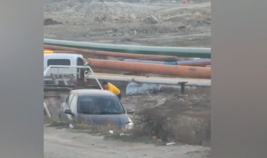 Balaxanı yolunda iki avtomobil toqquşdu: Biri aşdı - VİDEO