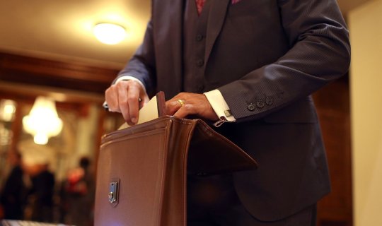 Məmurlara vaxt verildi: Azərbaycanda tələb qoyula bilərmi? - AÇIQLAMA