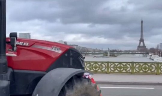 Parisdə fermerlər traktorlarla etiraz edirlər - VİDEO
