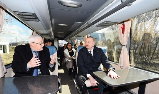Prezident sakinlərlə eyni avtobusda - VİDEO