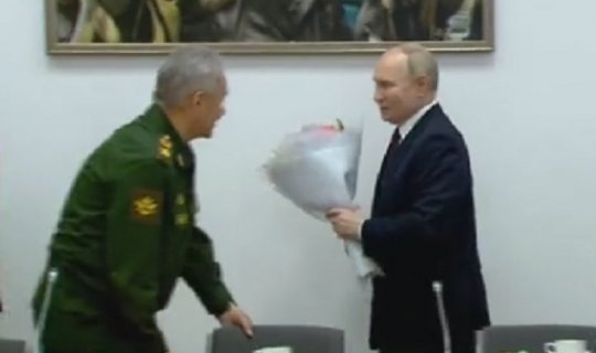 Putin əlində gül Şoyqu ilə zarafat edib - VİDEO