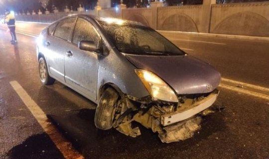 Bakıda “Toyota Prius” avtobusa çırpıldı - VİDEO