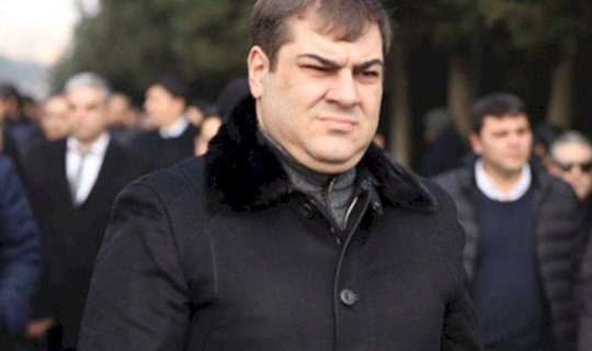 Rza Talıbov avtomobili Naxçıvan Ali Məclisinin qarşısına sürdü, qalmaqal yarandı