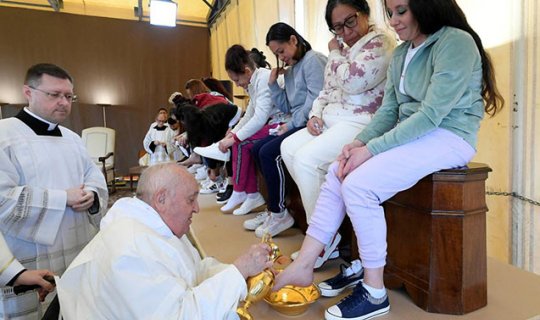 Papa qadın məhbusların ayaqlarını yuyub öpdü