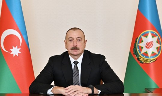 Prezident Gəncədə Ulu Öndərin abidəsini ziyarət edib