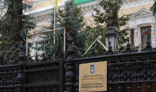 KİV: Ukraynanın Moskvadakı səfirliyində Rusiya bayrağı qaldırılıb